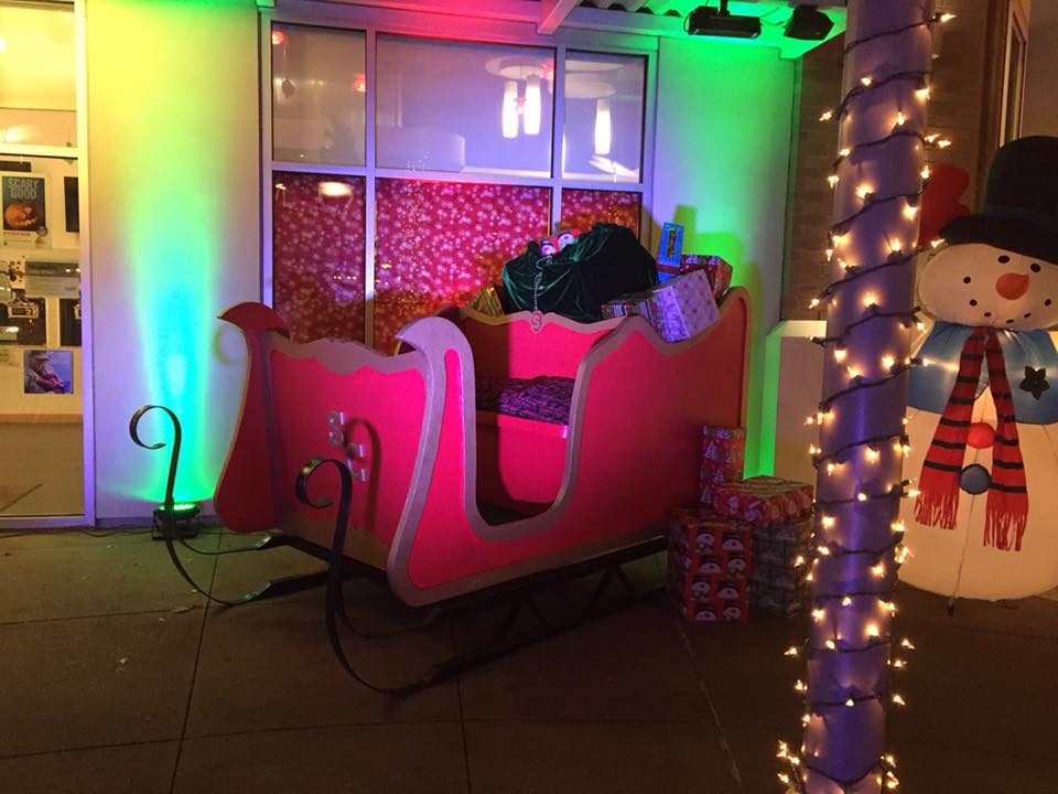 Christmas sleigh decorations in front of Yocream Frozen Yogurt Winterfest